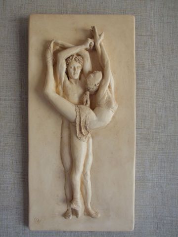 sculpture de danseurs bas relief ocre jaune